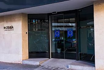 Fachada moderna con puertas de cristal y un cartel de 