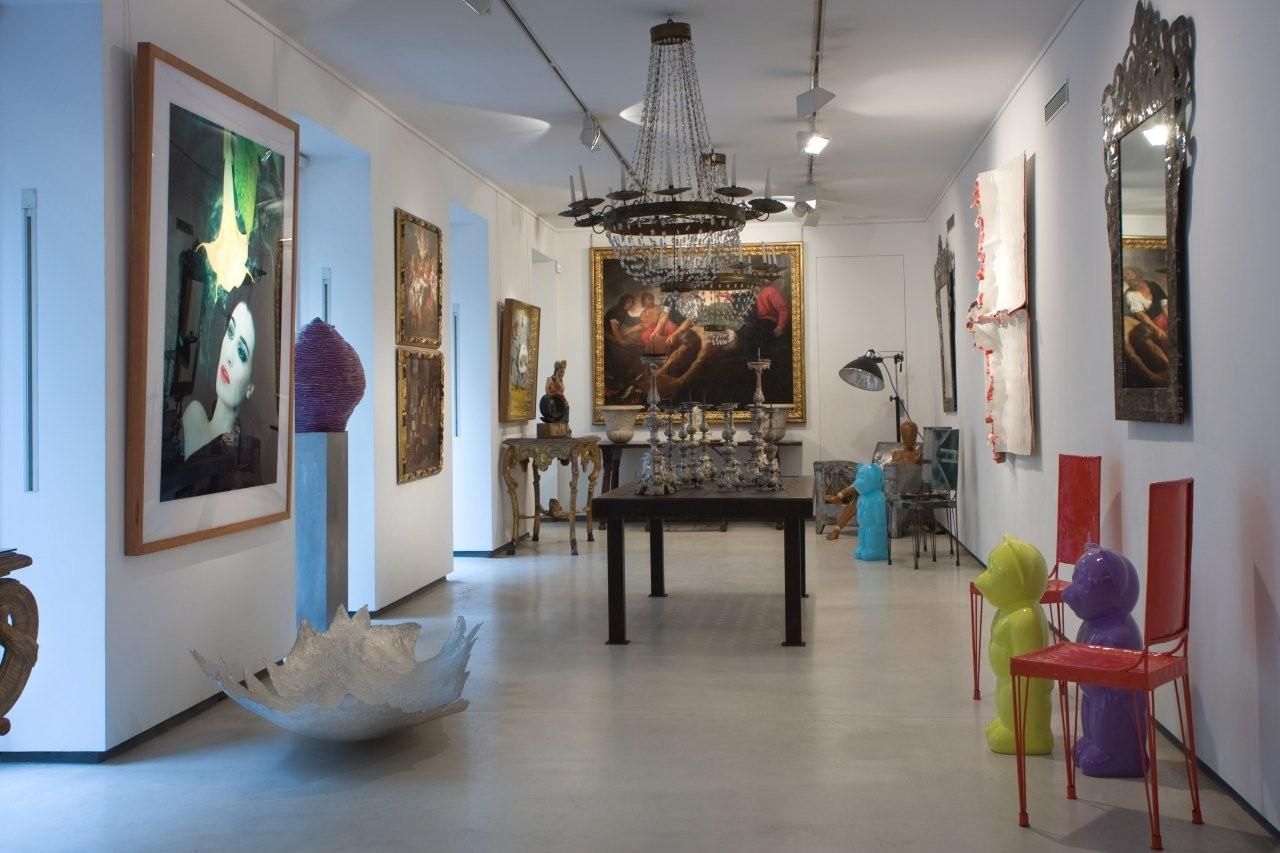 Una habitación grande con una mesa y sillas.