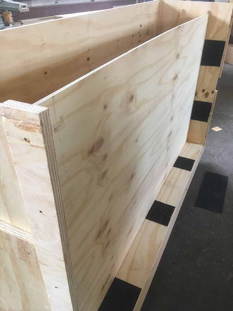 Auf einem Tisch liegt ein großes Stück Holz.