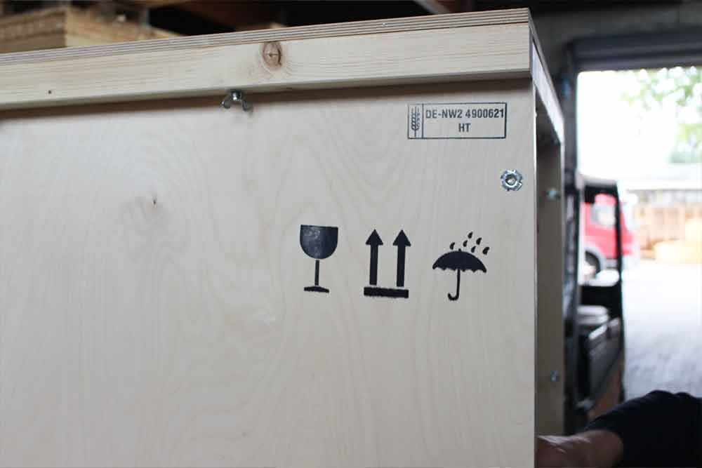 Eine Holzkiste mit einem zerbrechlichen Symbol darauf