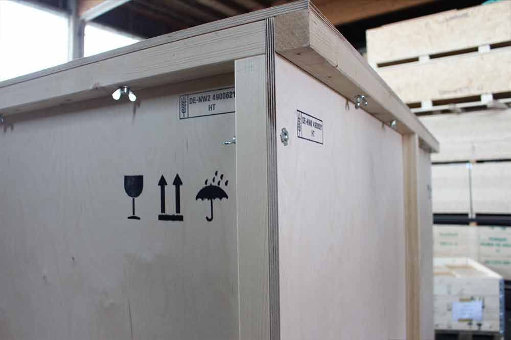 Eine Holzkiste mit einem zerbrechlichen Symbol darauf