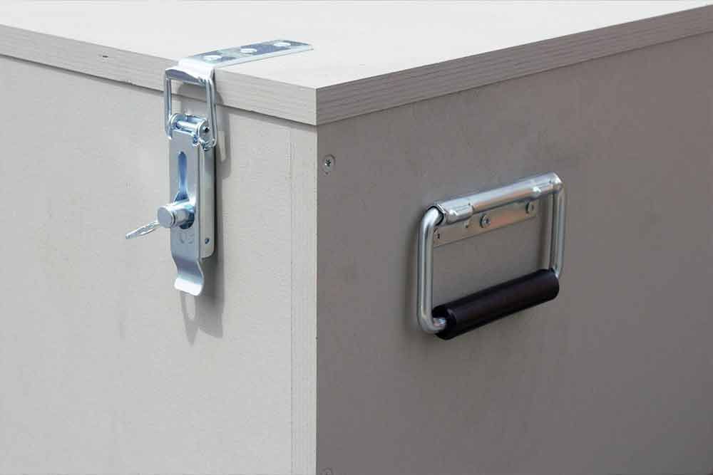 Eine Nahaufnahme einer Metallbox mit einem Griff und einem Riegel.