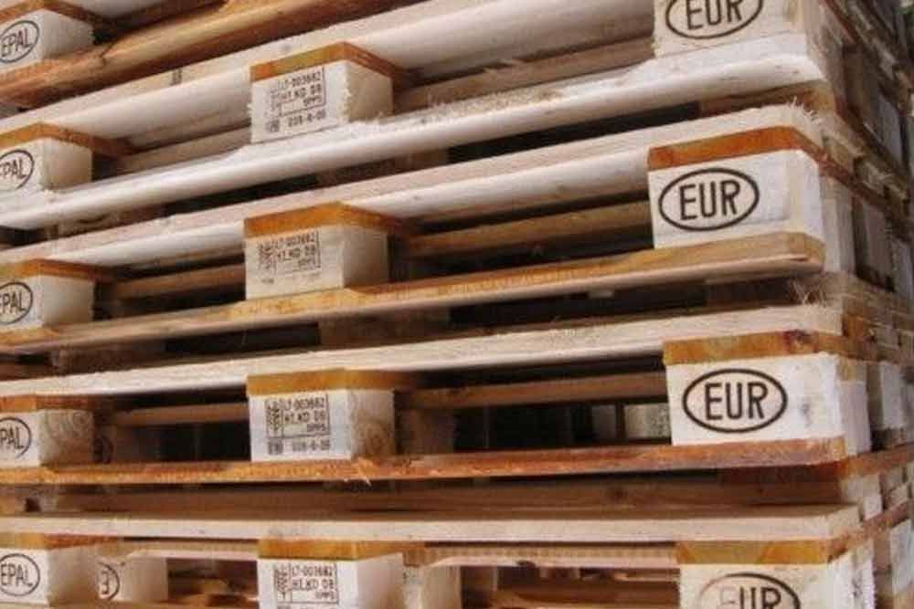 Ein Stapel Holzpaletten mit dem Wort „EUR“ darauf.