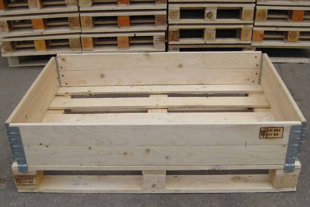 Eine Holzkiste mit den Buchstaben NCB darauf