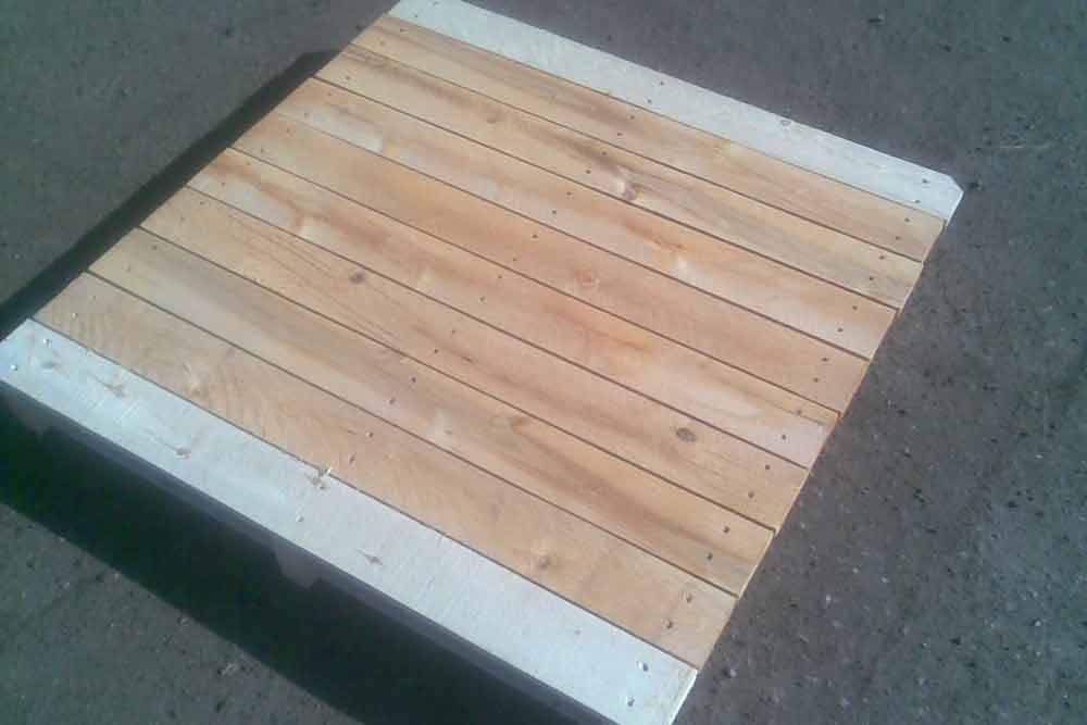 Ein Stück Holz mit weißem Rand liegt auf dem Boden