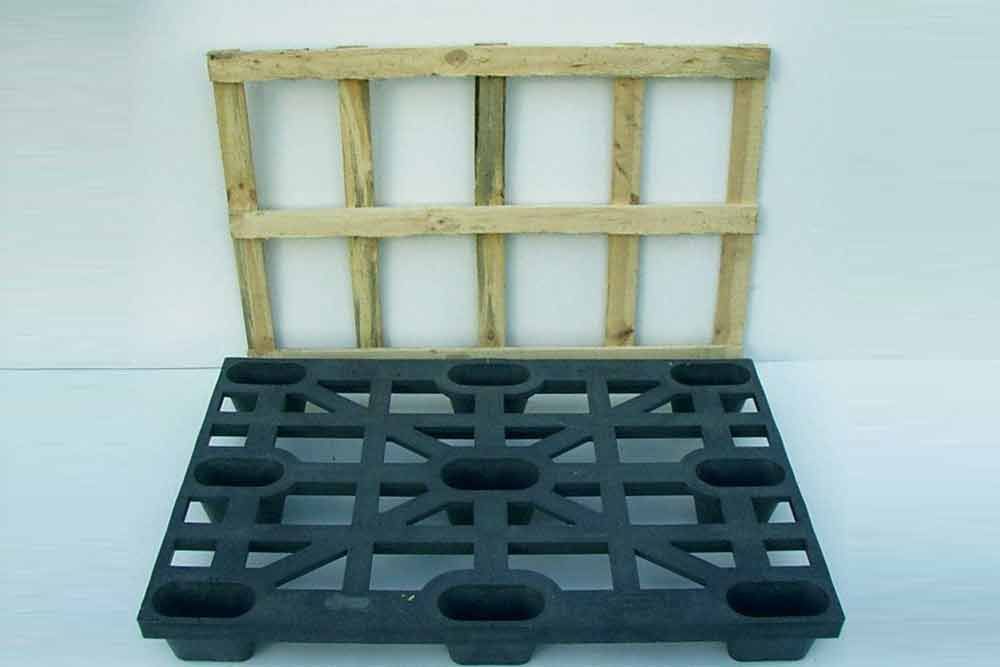 Eine schwarze Kunststoffpalette mit einem daran befestigten Holzrahmen