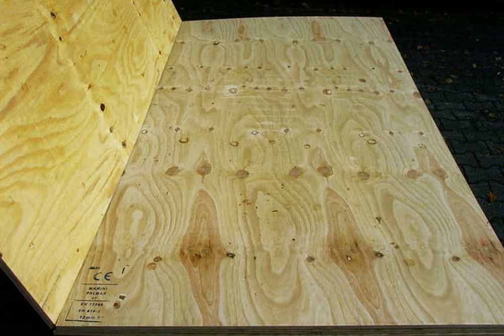 Ein Stück Sperrholz liegt auf einem anderen Stück Sperrholz.