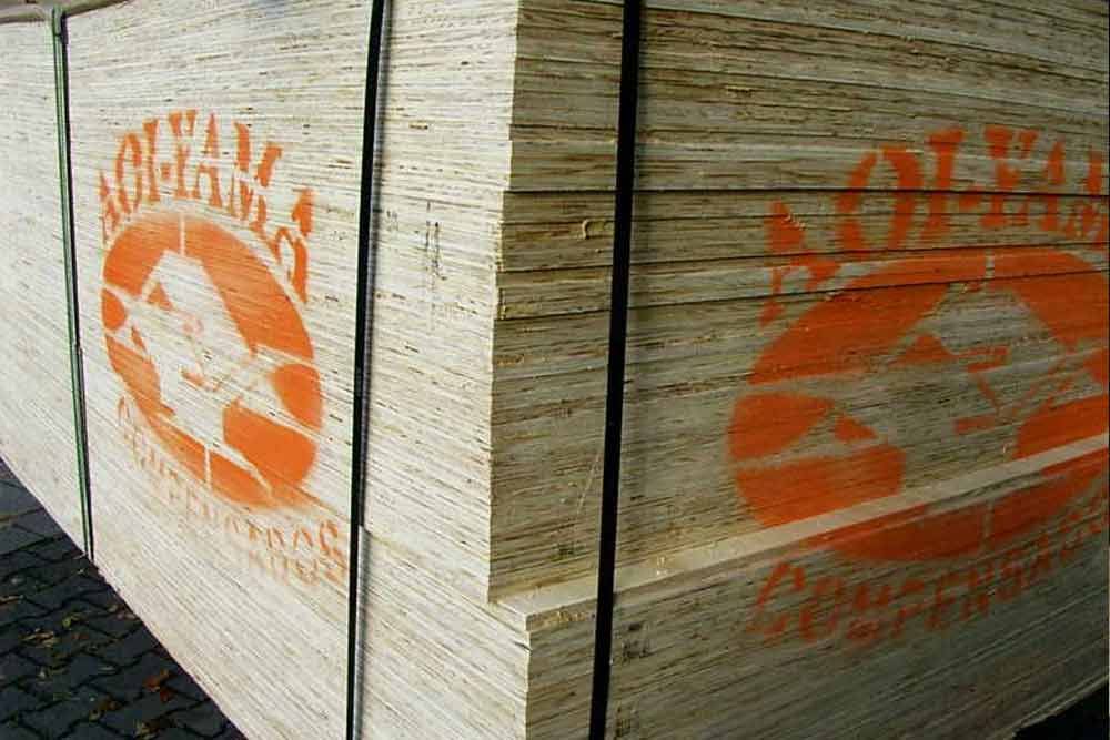 Auf einem Bürgersteig liegt ein Stapel Sperrholz.