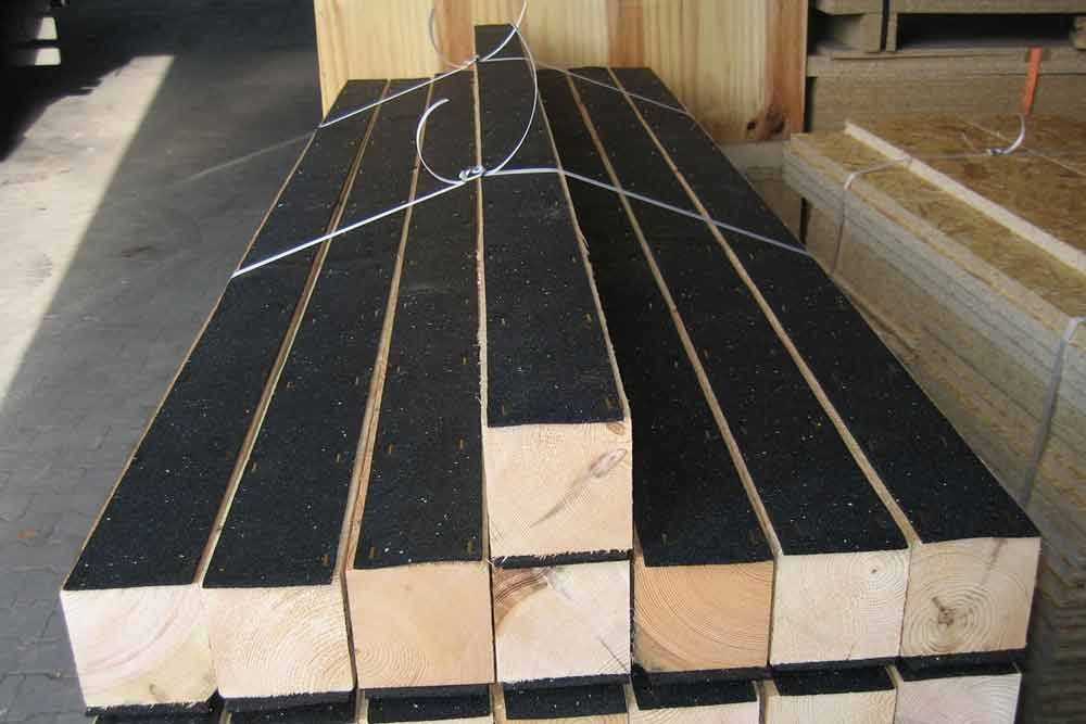 Ein Stapel Holzbretter mit schwarzen Kanten