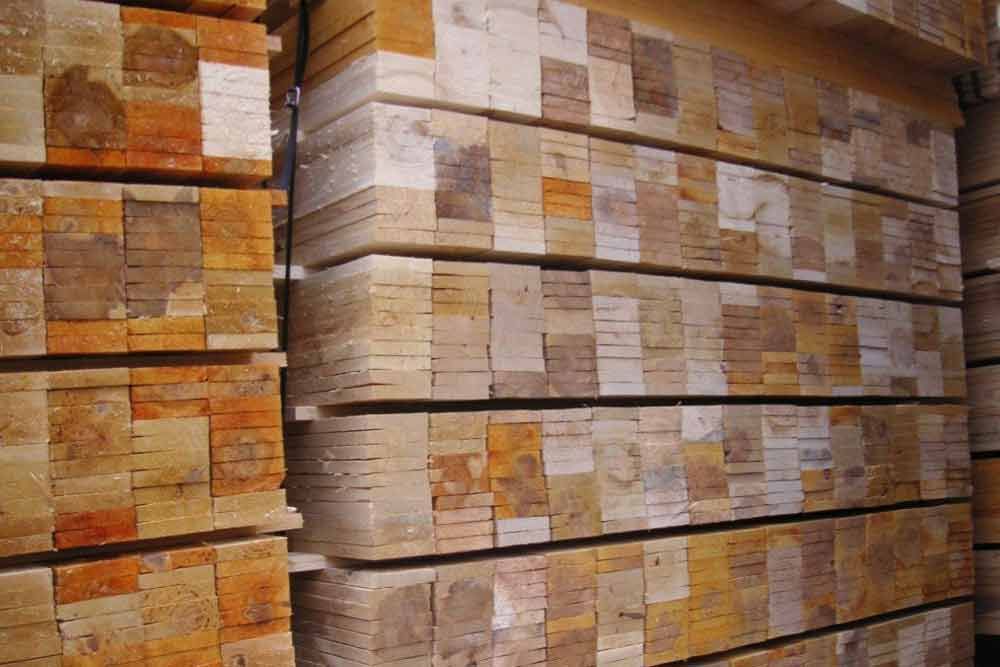 Ein Lagerhaus voller übereinander gestapelter Holzklötze.