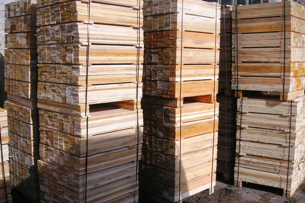 Ein Haufen Holzkisten sind übereinander gestapelt