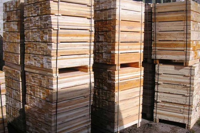 Ein Haufen Holzkisten sind übereinander gestapelt