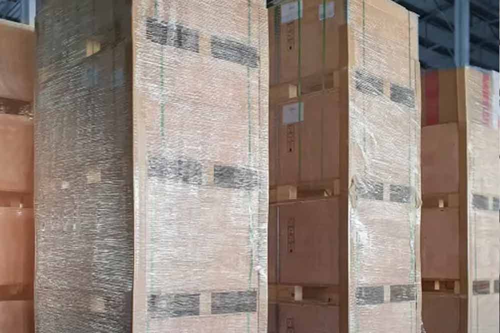 Ein Lagerhaus voller in Plastik eingewickelter Kartons.