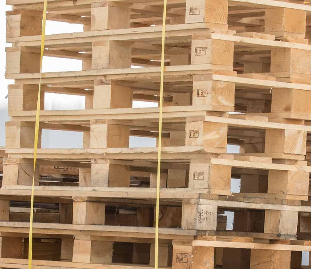 Ein Stapel Holzpaletten mit den Buchstaben ep darauf