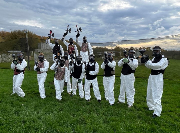 Une équipe de paintball habillée en blanc 