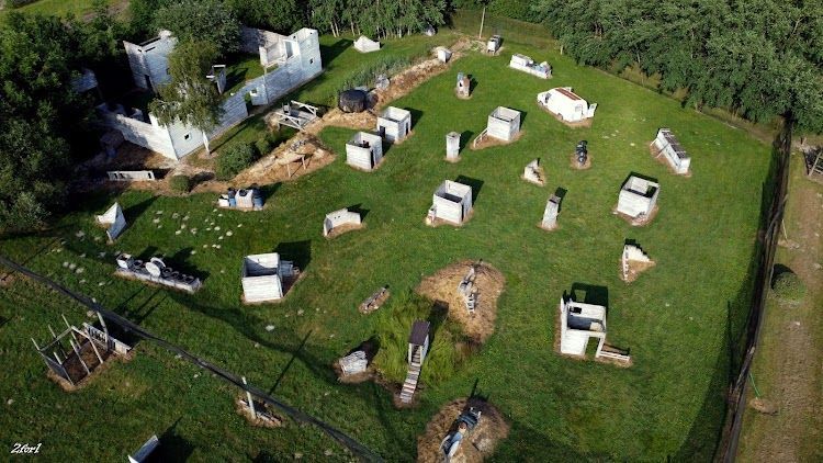Un terrain de paintball avec des constructions