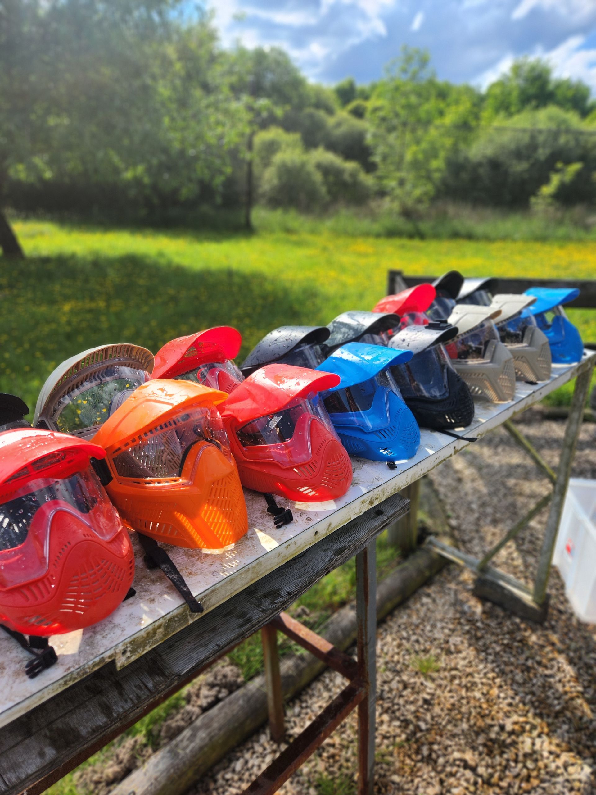 Des casques de paintball