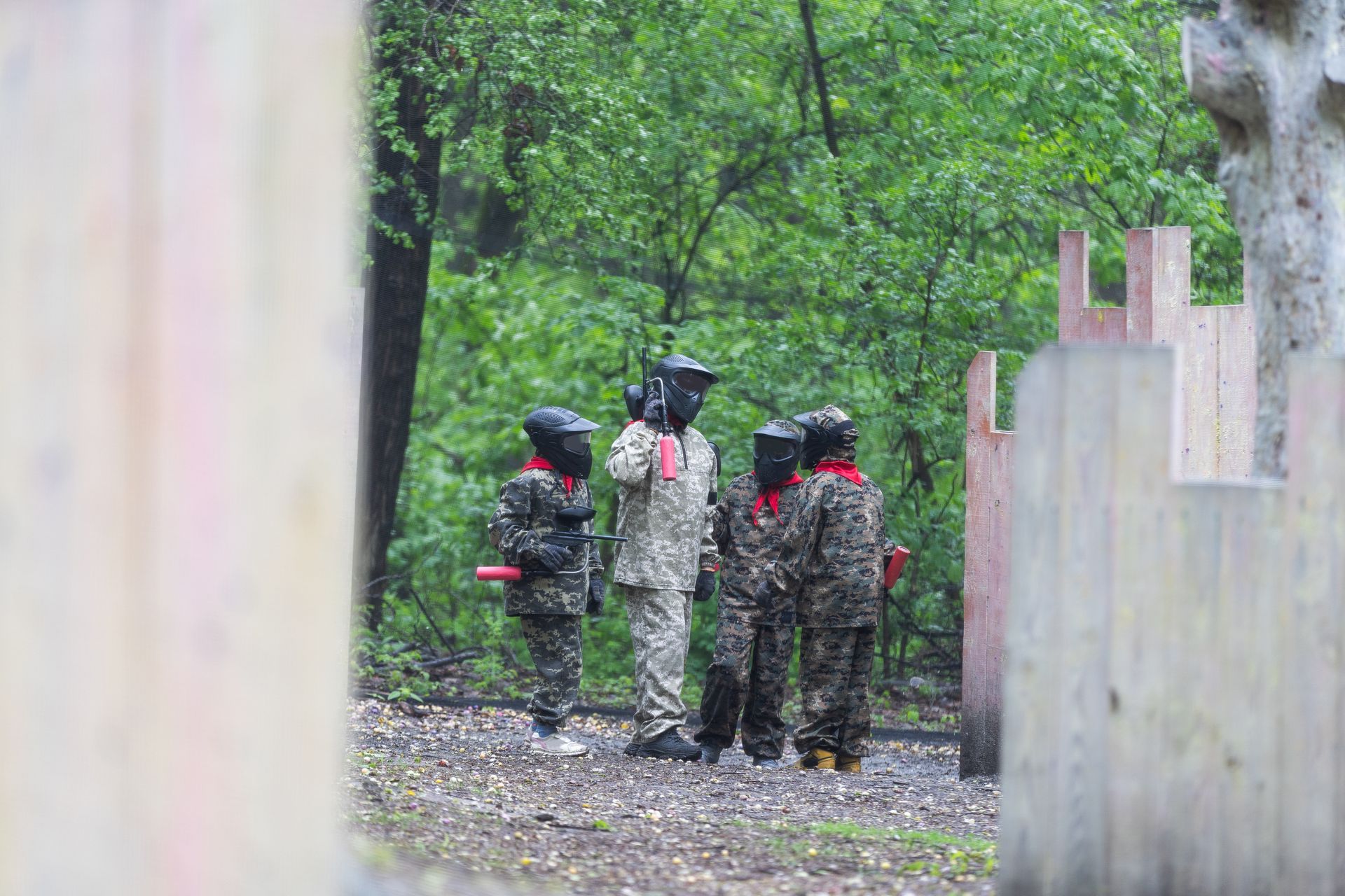 Une équipe d'enfants faisant du paintball