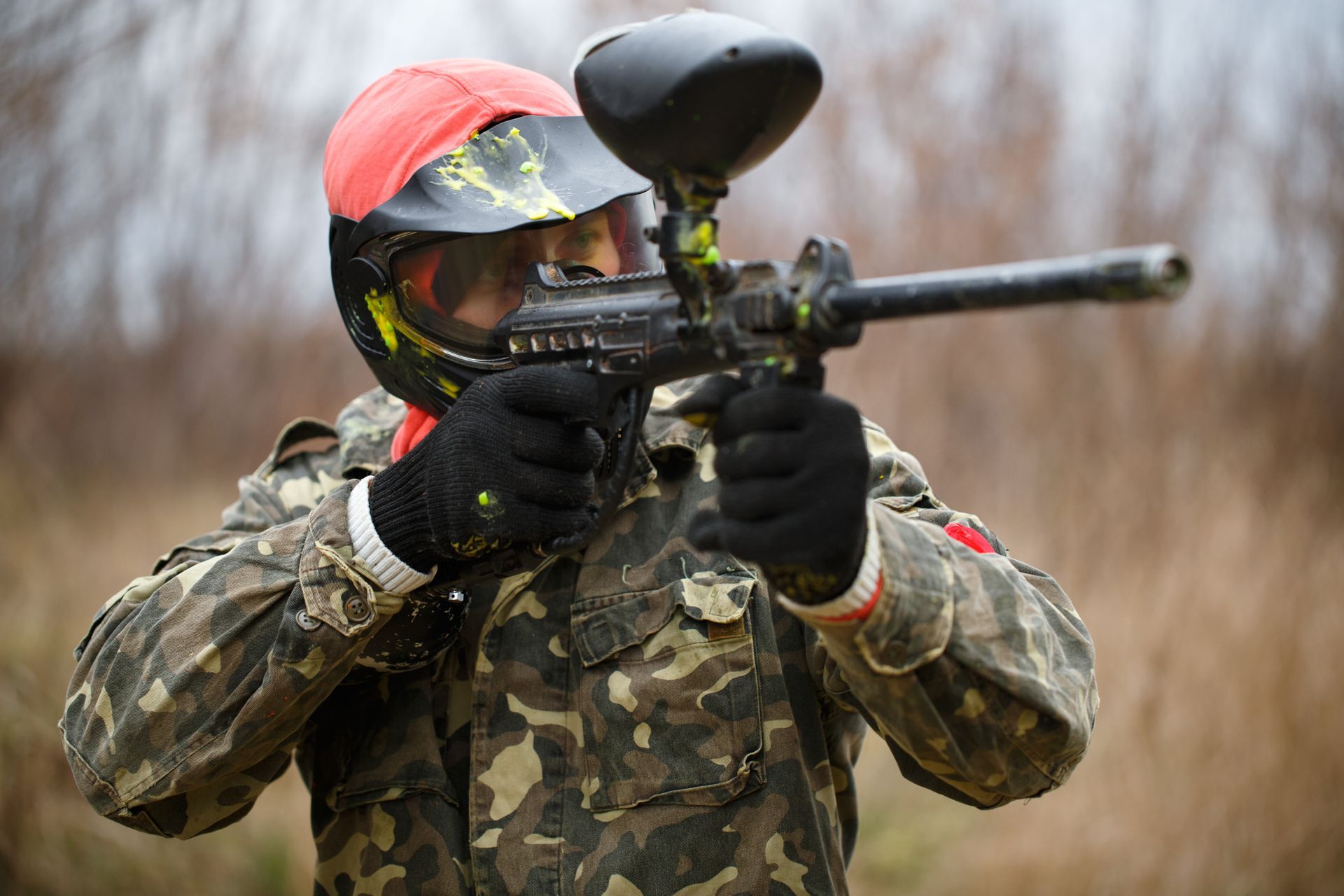Un homme avec une arme de paintball