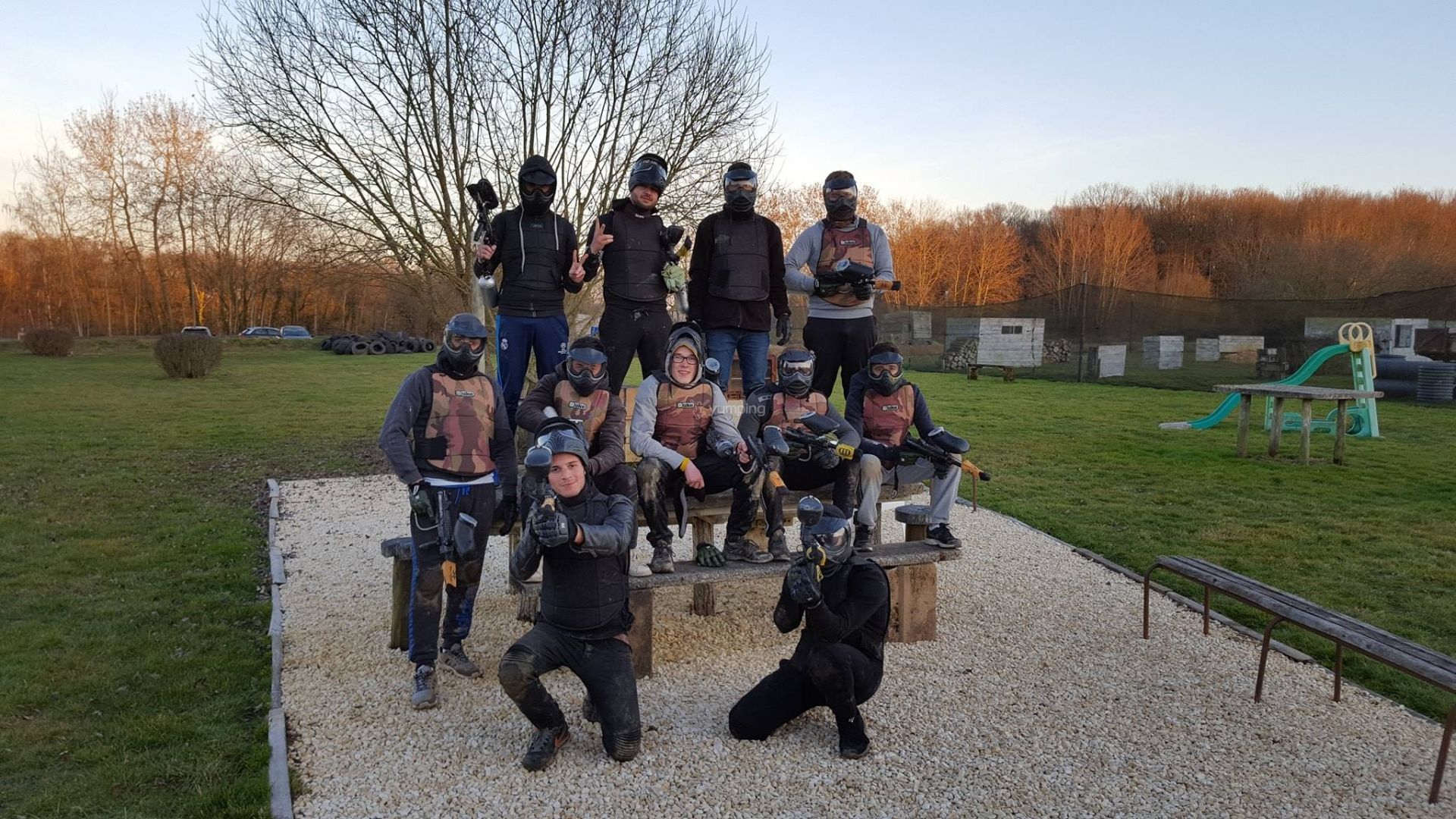 Un groupe en tenue et avec des pistolets de paintball