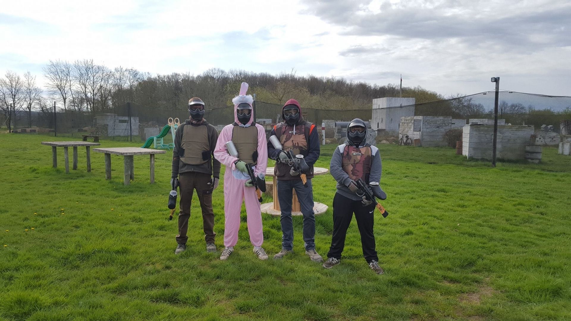Une équipe de paintball déguisée