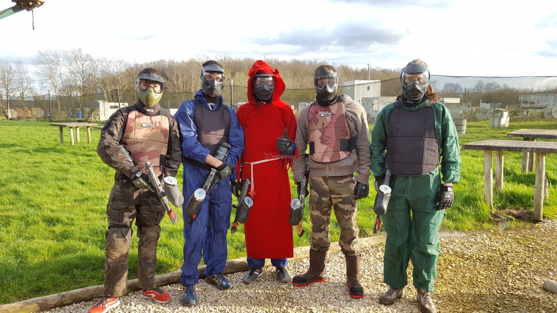 Un groupe faisant de l'airsoft
