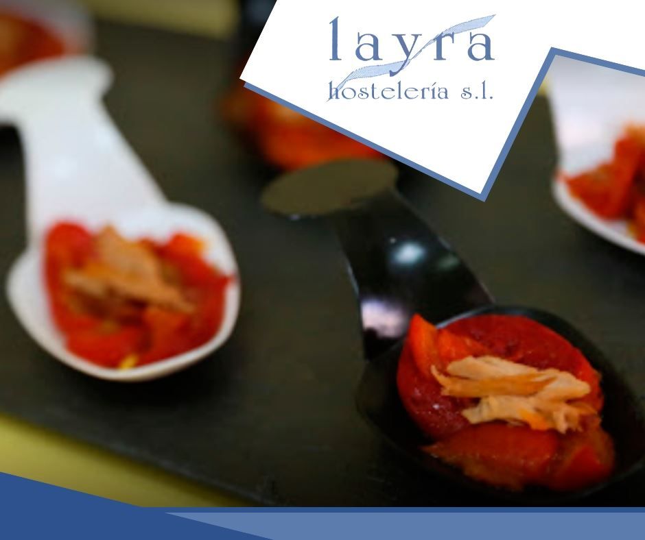 Un cartel de Layra Jewelleria SL está encima de una cuchara de comida.