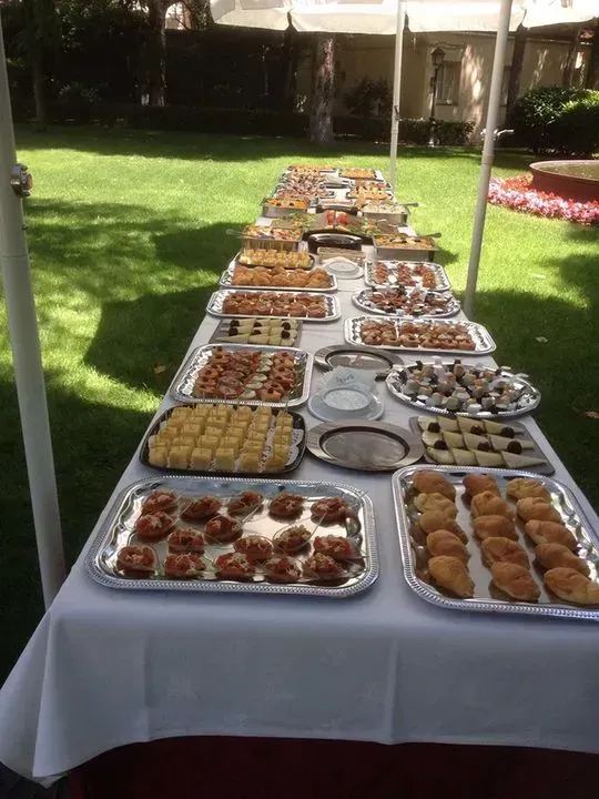 Una mesa larga con mucha comida encima