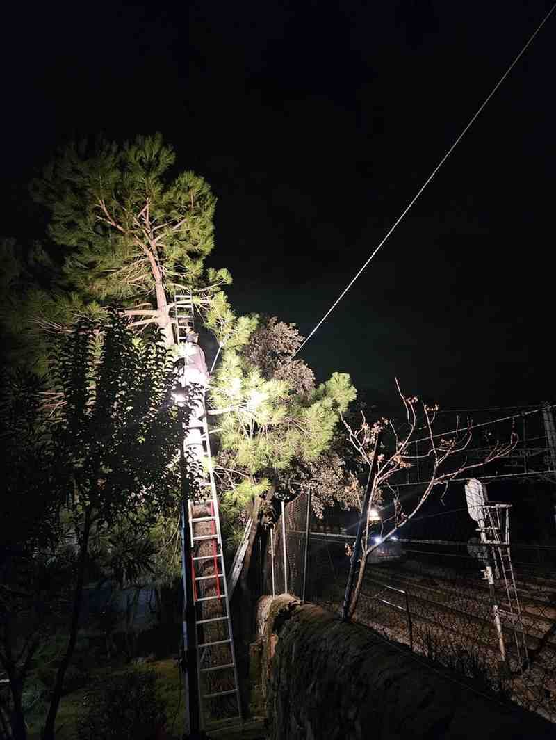 Un proyecto de construcción exterior sin terminar que consiste en un patio de tierra junto a una casa.
