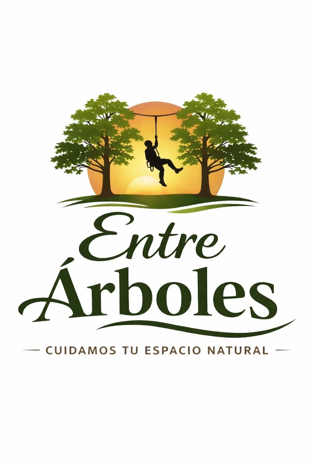 Logotipo de Entre Árboles que muestra una silueta deslizándose en tirolesa entre dos árboles al atardecer, con texto debajo.