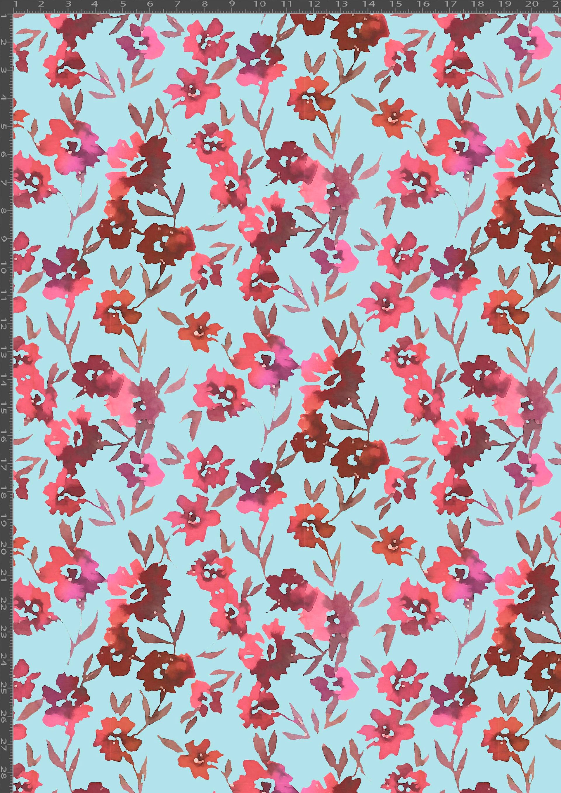 Tela floral con flores rojas, rosas y marrones sobre fondo azul claro.