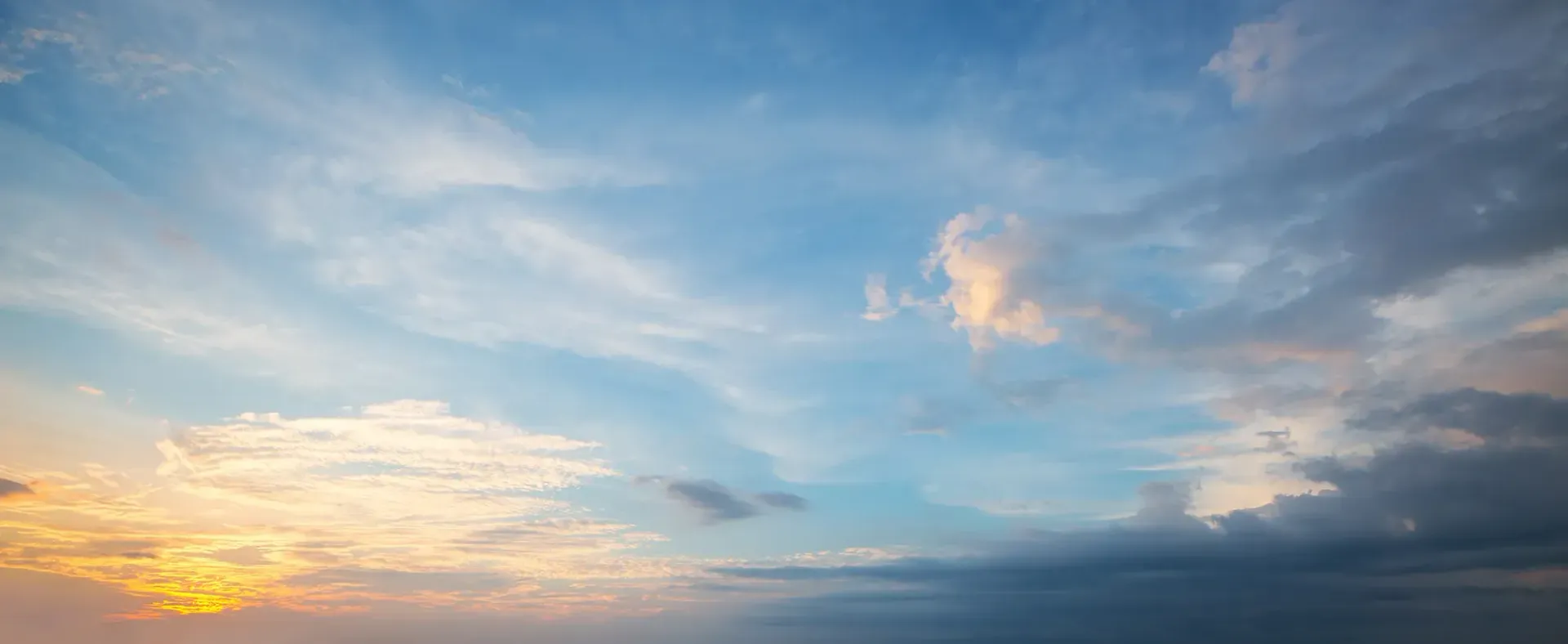Ein Himmel bei Sonnenuntergang
