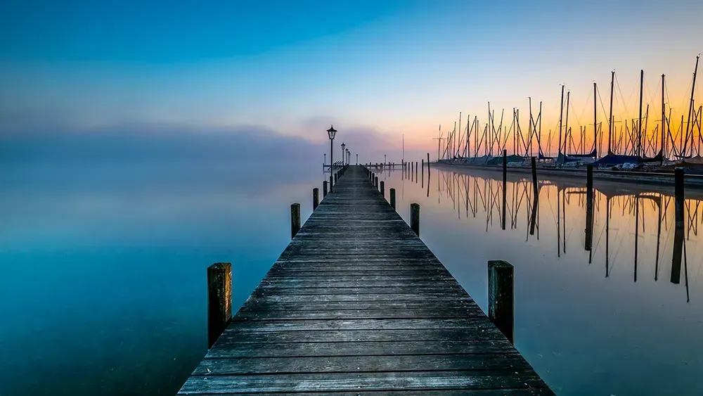 Ein Steg am Wasser