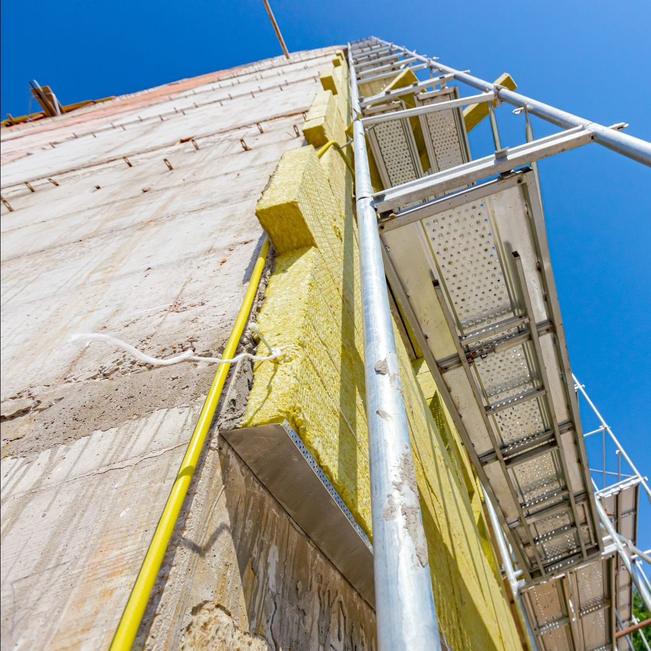 Zoom sur une façade en cours d'isolation