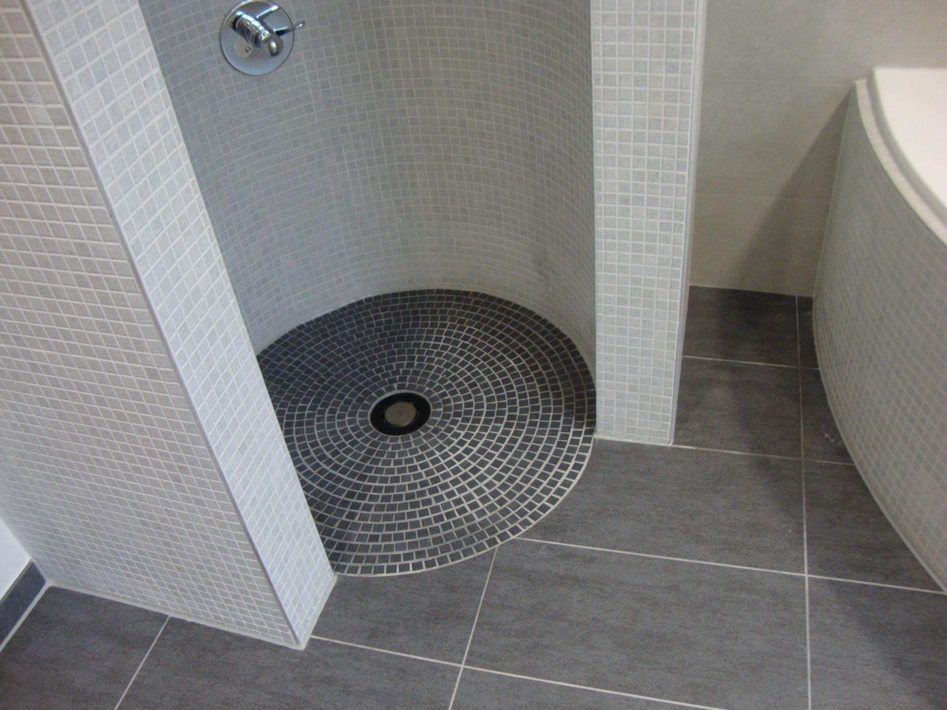 Dusche, Fliesenboden mit runden Mosaik-Steinen