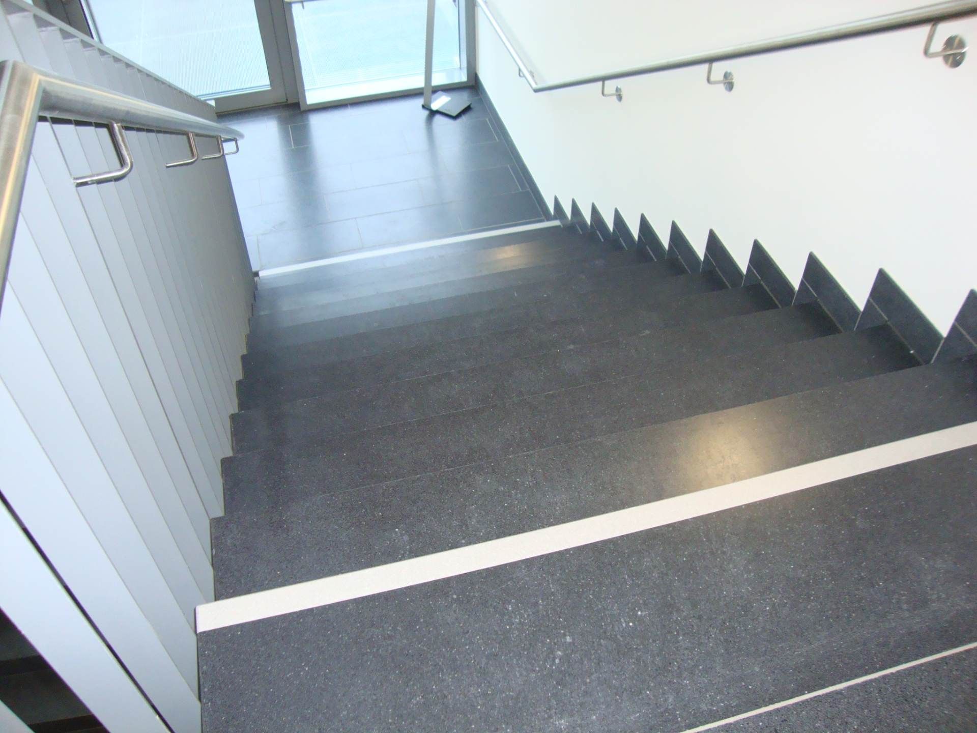 Klinikum Treppe, Fliesen