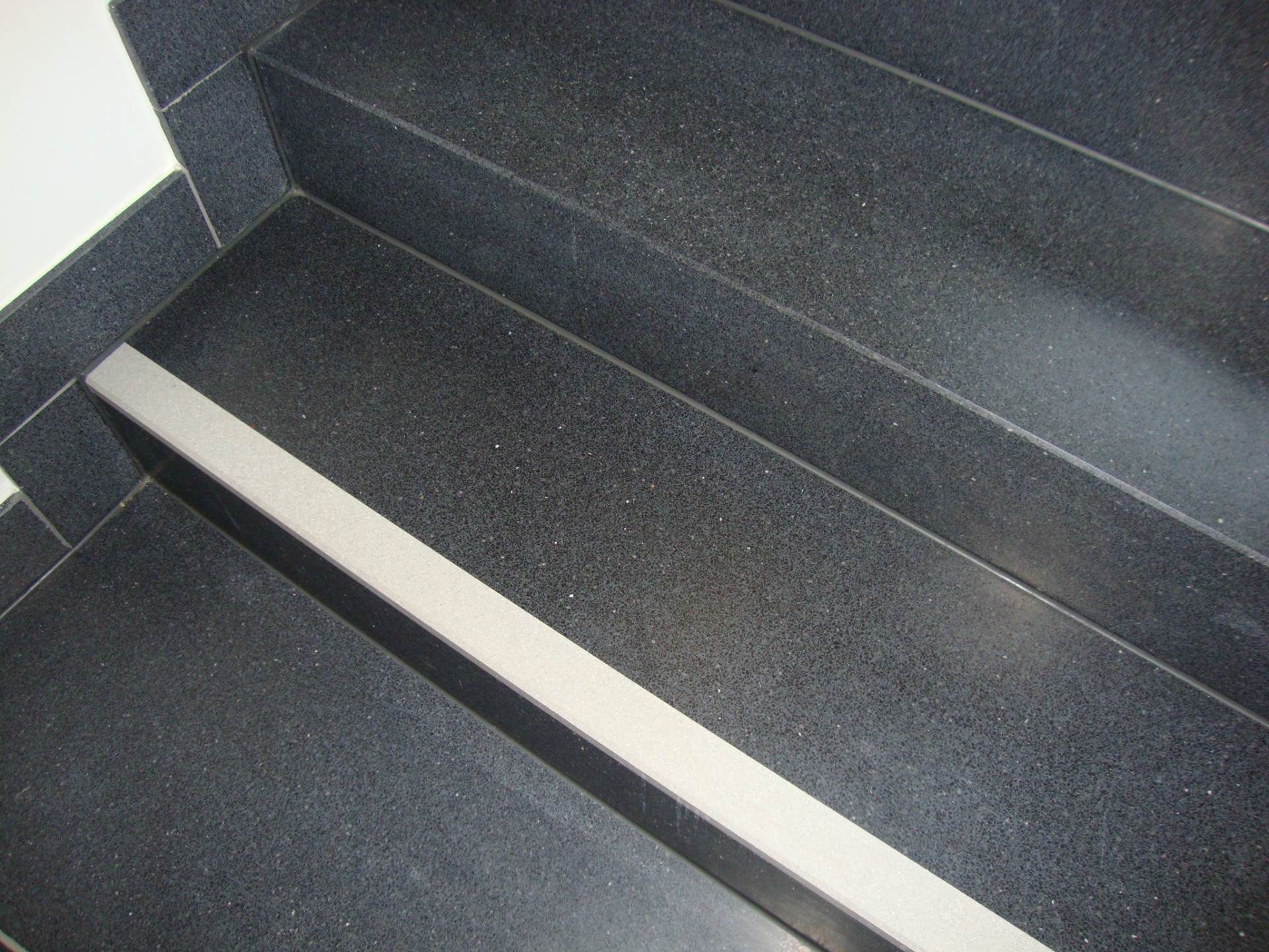 Klinikum Treppe, Fliesen
