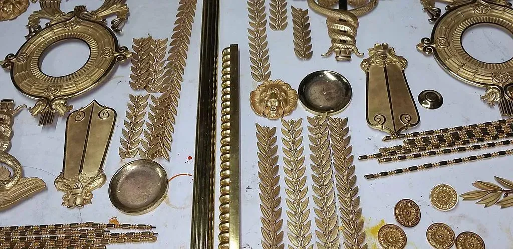 Pièces de bronze redorées