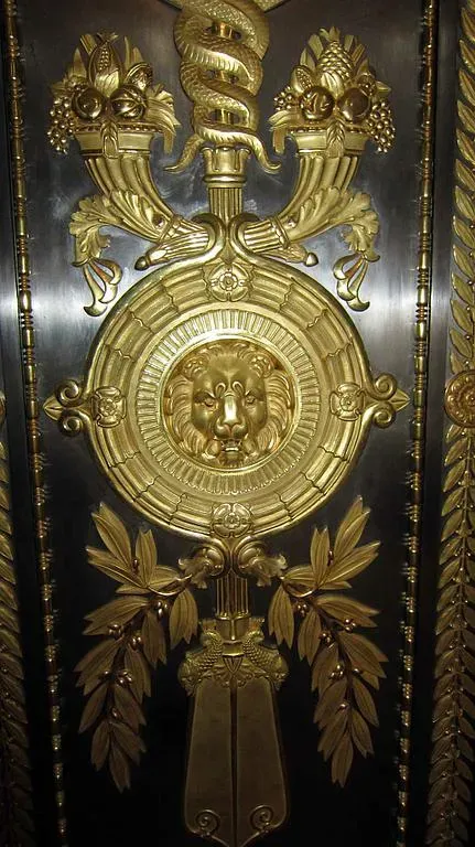 Motifs sur coffre après dorure