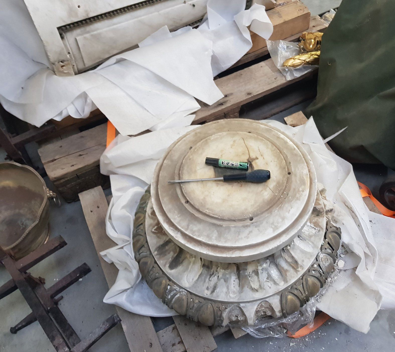 Restauration de colonne en marbre et bronze doré - Avant