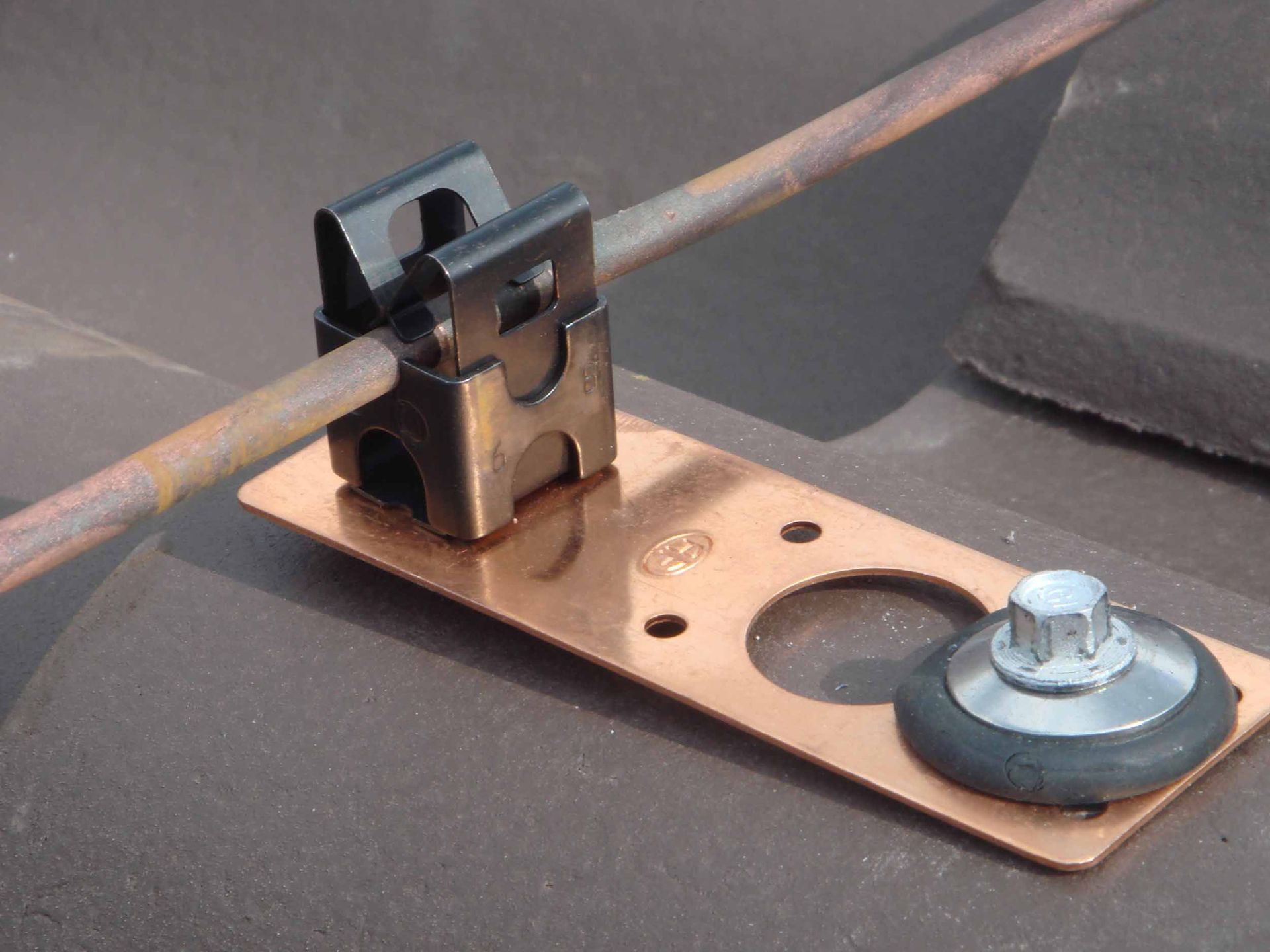 Blitzschutz Befestigung Fangleitung – Klopfenstein Spenglerei