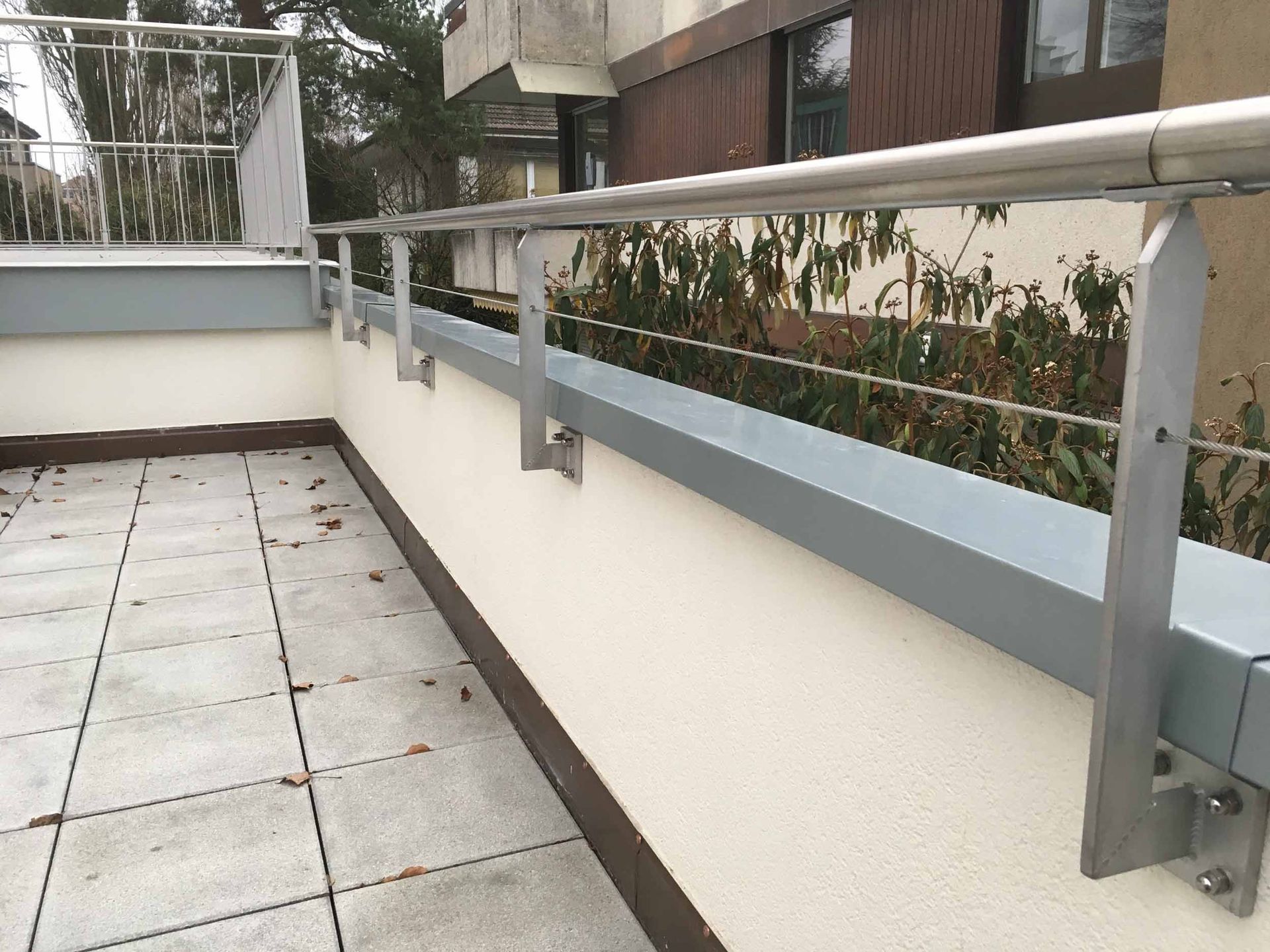 Brüstungserhöhung mit Chromstahlhandlauf – Klopfenstein Spenglerei