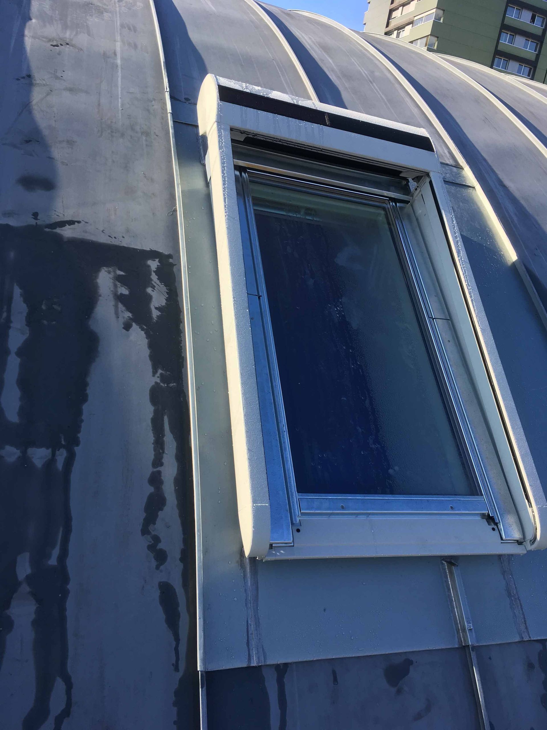 Veluxfenster nachträglich in Blechdch eingebaut – Klopfenstein spenglerei