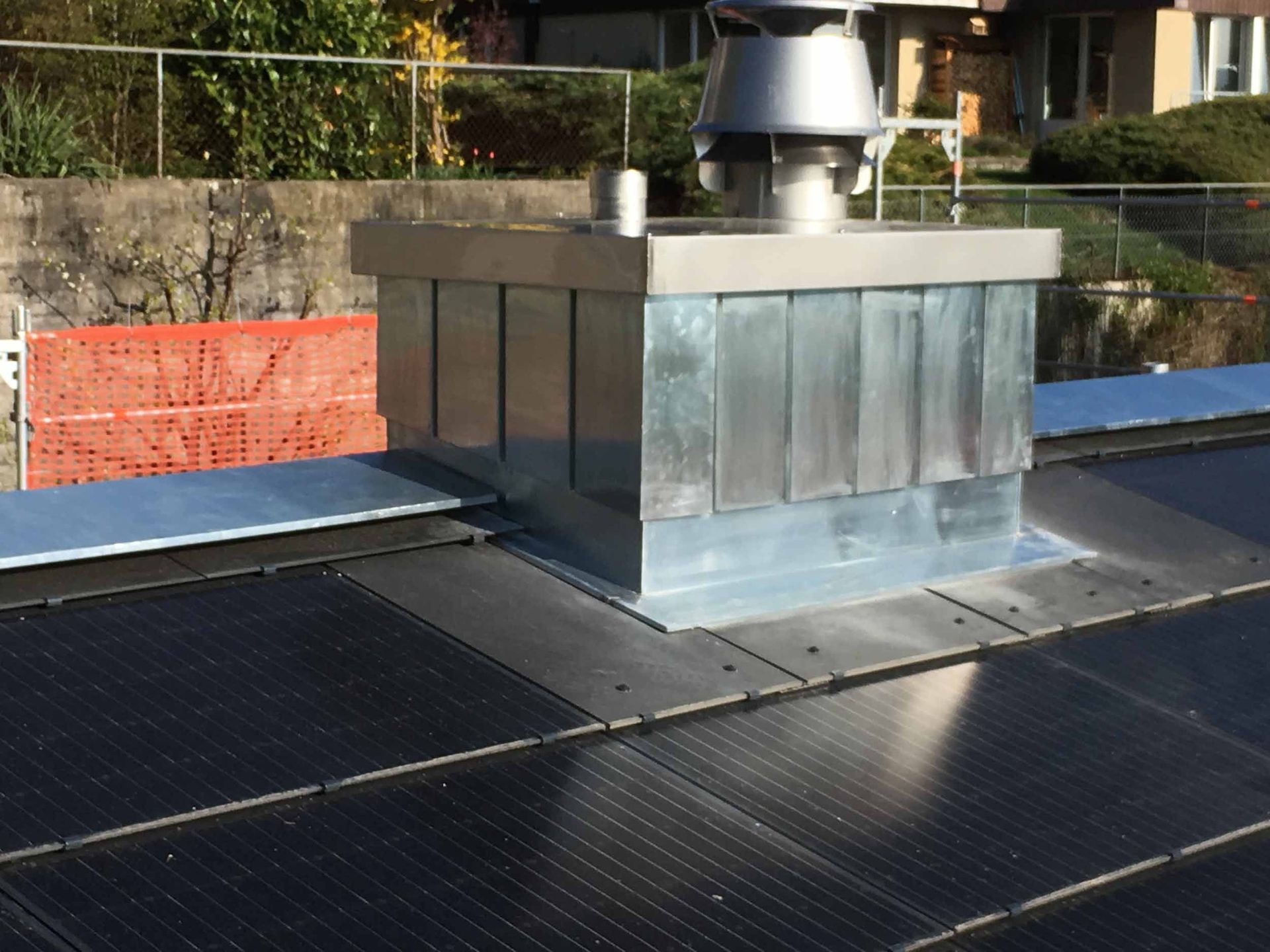 Kamineinfassung bei Photovoltaikanlage – Klopfenstein spenglerei