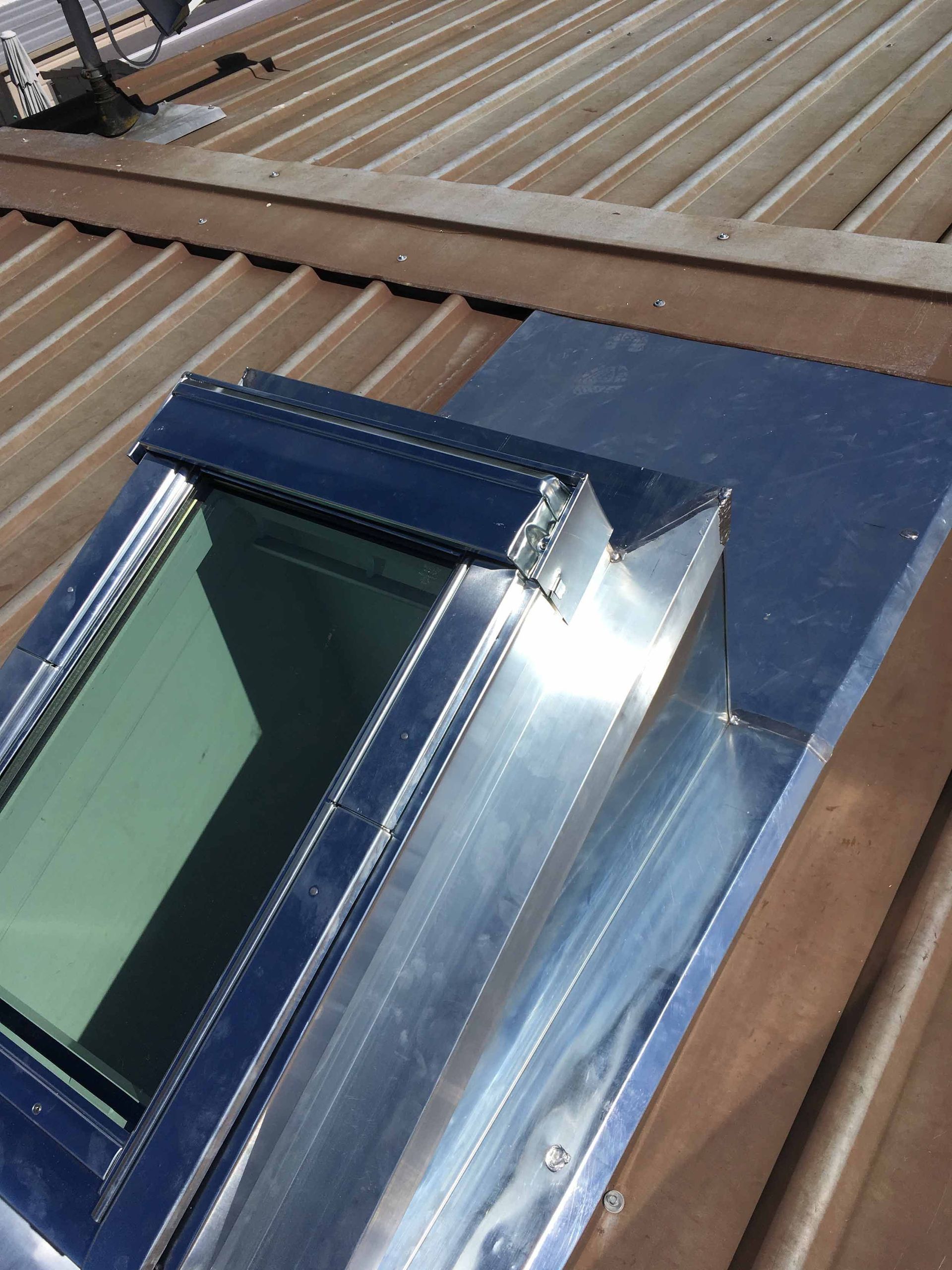 Veluxaufbau in Profilblechdach – Klopfenstein Spenglerei
