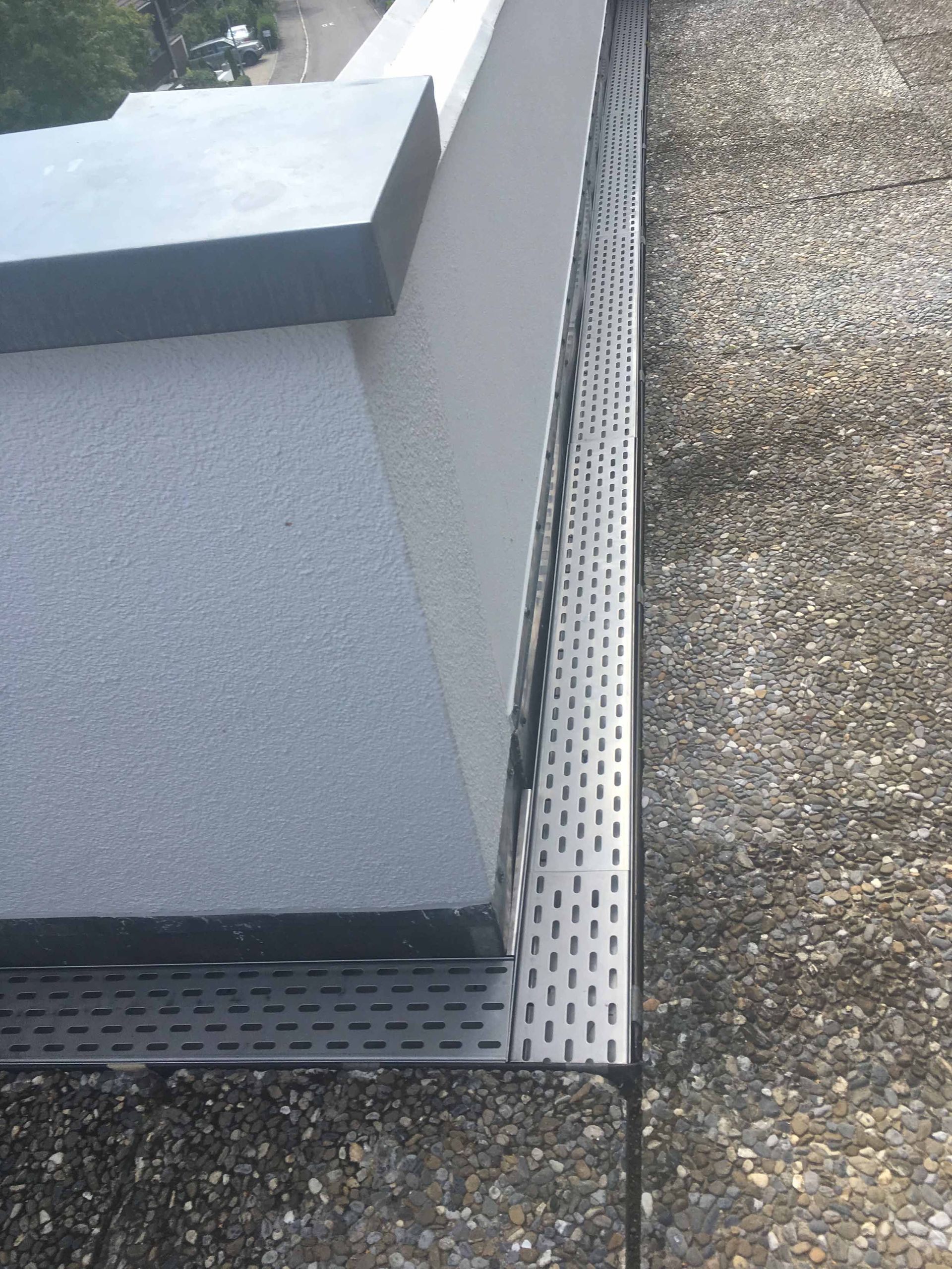 Chromstahlrinne gelocht bei Flachdach – Klopfenstein Spenglerei
