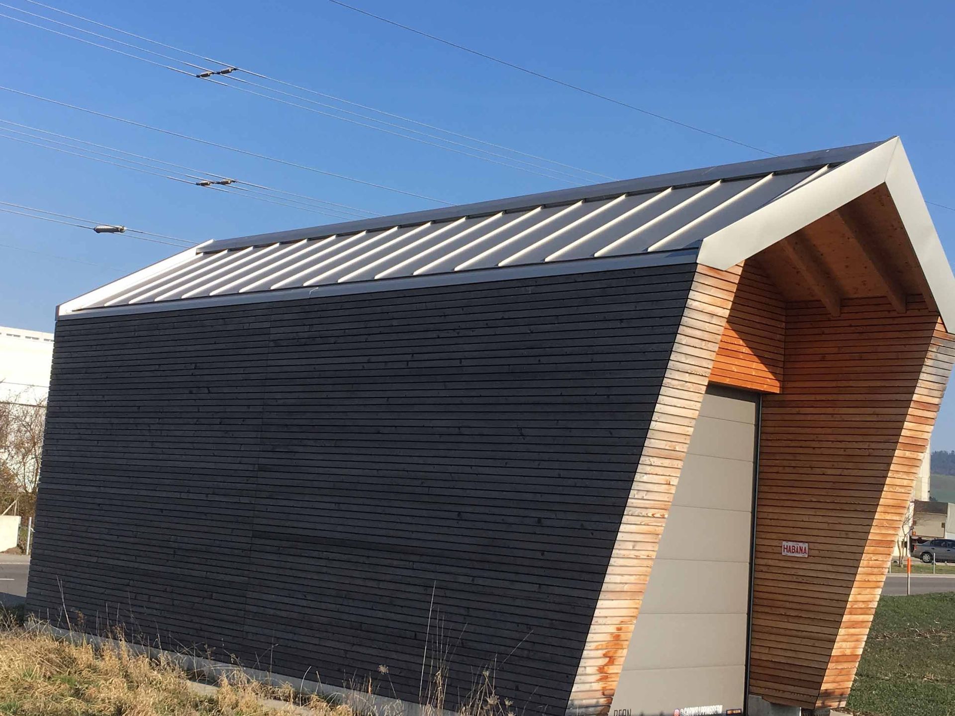 Doppelfalzdach in Kupferblech mit vorgehängter Rinne – Klopfenstein Spenglerei