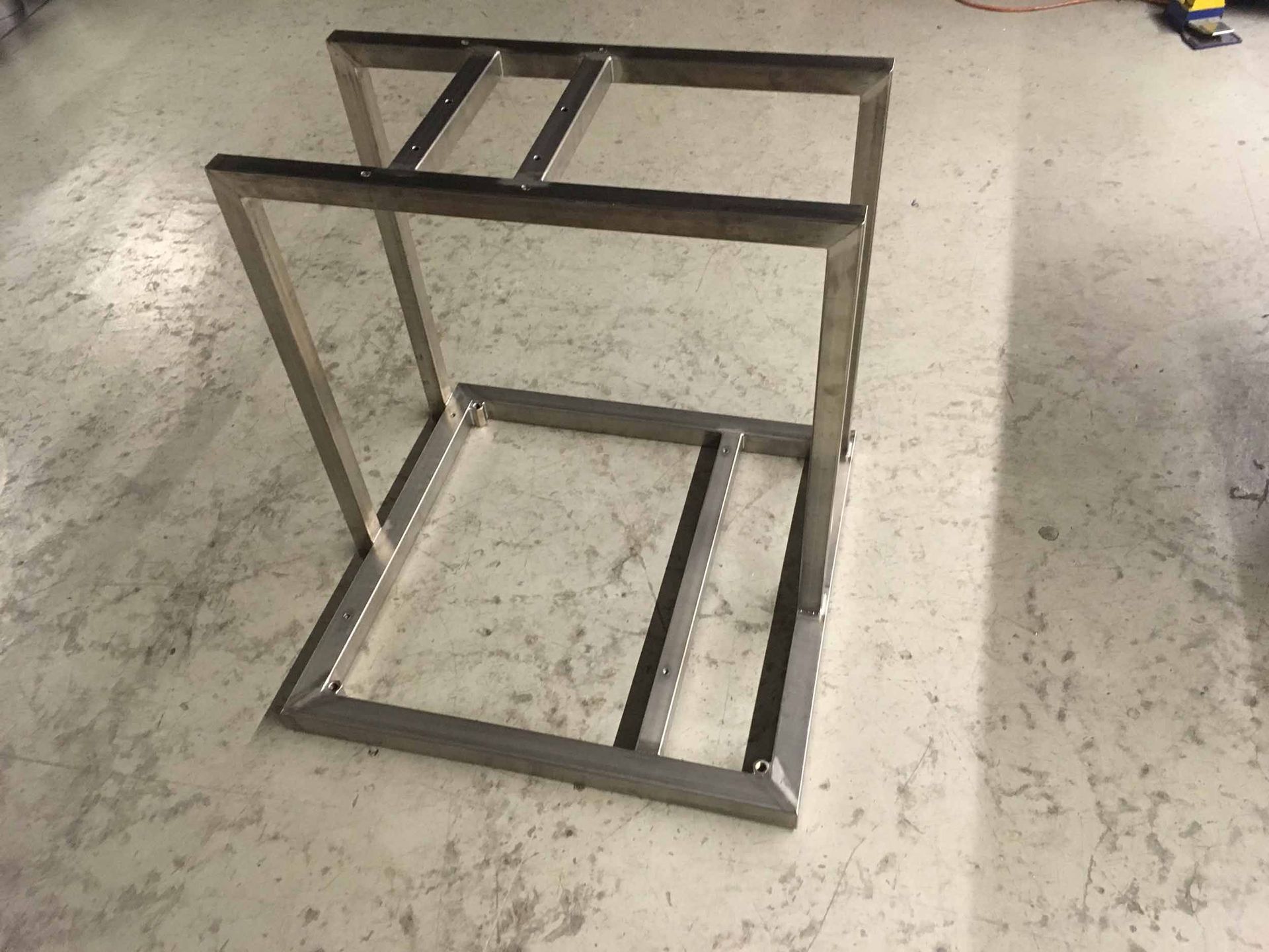 Schweisskonstruktion in Chromstahlprofil – Klopfenstein Spenglerei