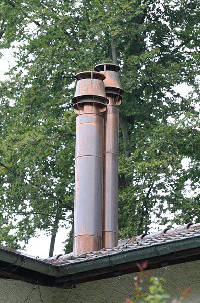 Doppelkamineinfassung mit Aspirahut – Klopfenstein Spenglerei