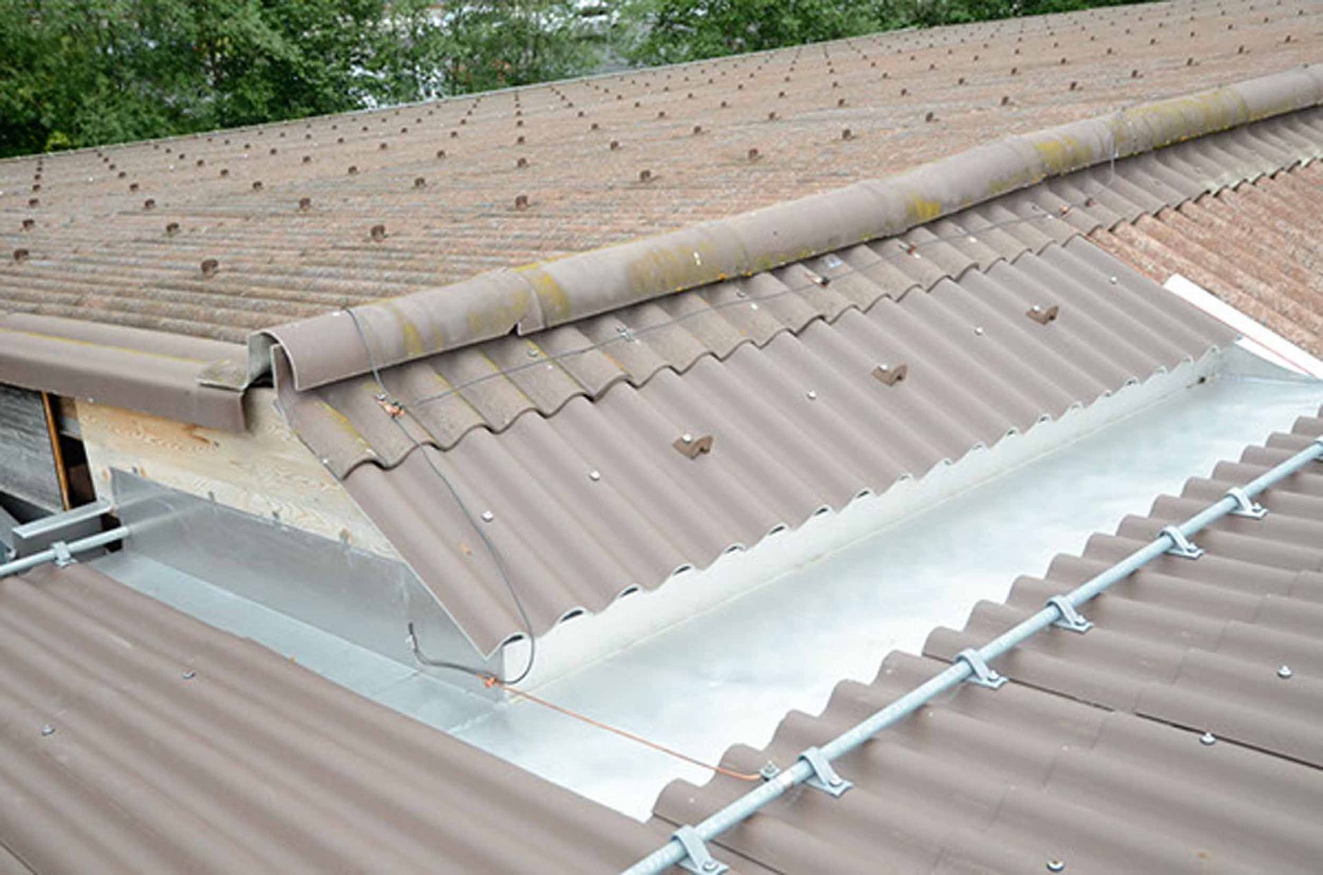 Blitzschutzanlage Steildach – Klopfenstein Spenglerei